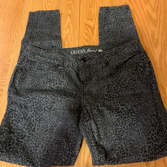 Guess sz 28 ankle cropped jeans - Picture 2 of 3
